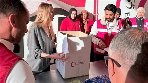أنجلينا جولي تشارك في تعبئة صناديق المساعدات الإنسانية المخصصة لقطاع غزة